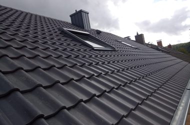 Frisch eingedecktes Steildach mit anthrazitfarbenen Wellenziegeln und Dachfenstern im Saarland