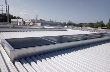 Eingedecktes Dach einer Industriehalle mit weißem Trapezblech und integrierten Lichtbändern im Saarland